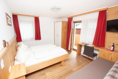 Bed, TV and multimedia, Living room, Photo of the whole room, Seating area, Bedroom, wardrobe