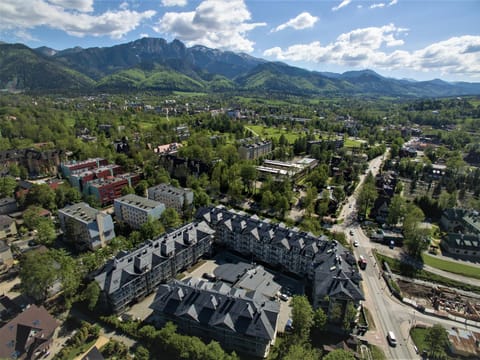 Property building, Day, Neighbourhood, Natural landscape, Bird's eye view, City view, Mountain view, Street view