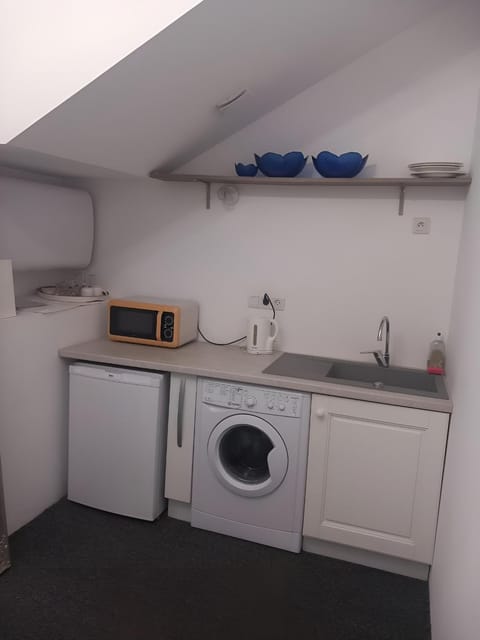 Kitchen or kitchenette, microwave, washing machine
