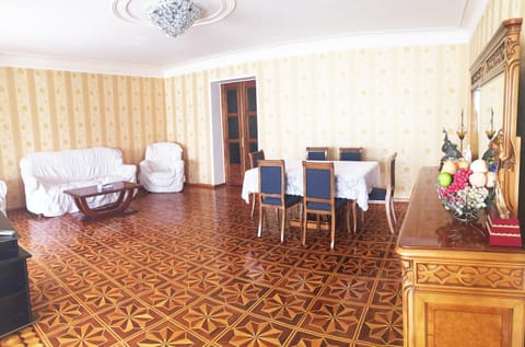 Living room, Photo of the whole room