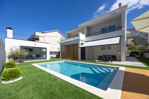 Property building, Day, Swimming pool