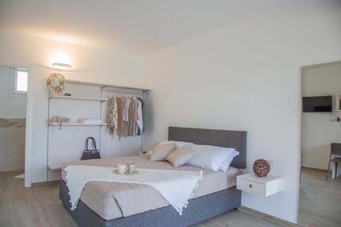 Bed, Other, Photo of the whole room, Decorative detail, Bedroom