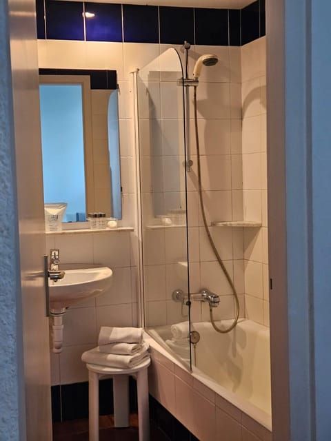 Bathroom, Bath, towels