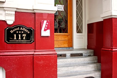 Facade/entrance