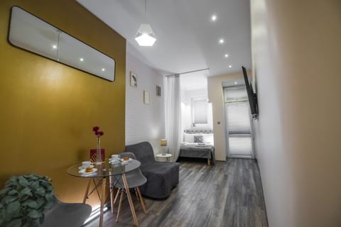 Bed, Photo of the whole room, Seating area, Bedroom