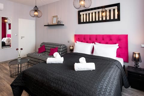 Bed, Photo of the whole room, Seating area, Bedroom