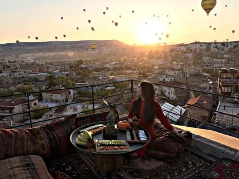 People, Natural landscape, Seating area, City view, Mountain view, Sunrise, Sunset
