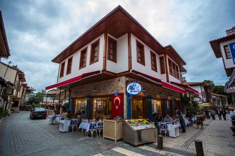 Property building, Restaurant/places to eat, Food and drinks, Location