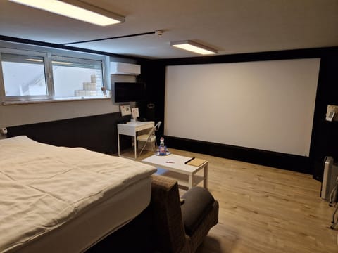 TV and multimedia, Photo of the whole room, Decorative detail, air conditioner