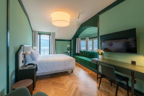 Bed, TV and multimedia, Photo of the whole room, Seating area, Bedroom