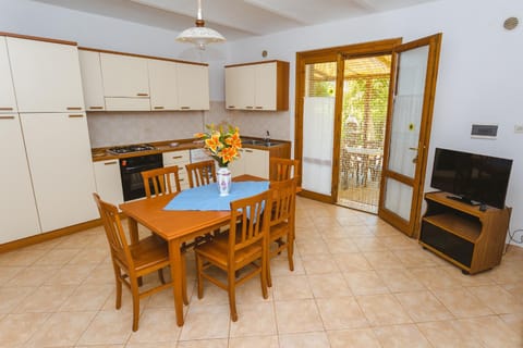 TV and multimedia, Kitchen or kitchenette, Living room, Seating area