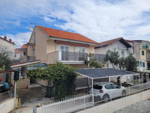 Property building, Day, Neighbourhood, Street view, Location, Parking