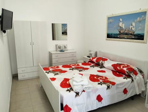 Photo of the whole room, Bedroom, towels