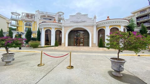 Facade/entrance