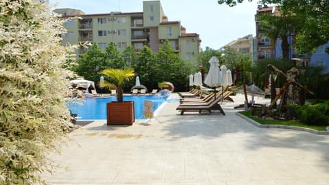 Patio, Day, Swimming pool