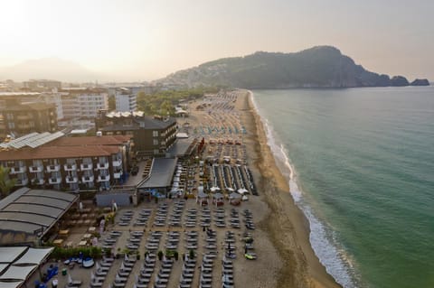 Property building, Off site, Natural landscape, Summer, Beach, Mountain view, Sea view, Entertainment, Location, Sunrise, Sunset, sunbed