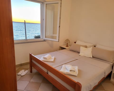 Photo of the whole room, Sea view