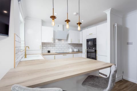 Kitchen or kitchenette, Dining area, oven, stove