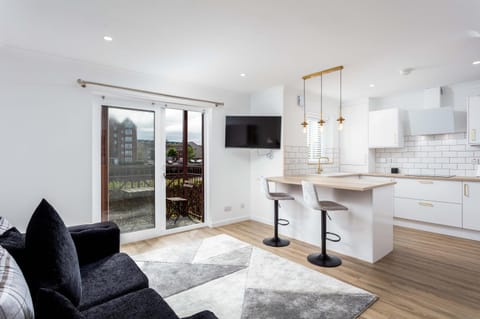 TV and multimedia, Kitchen or kitchenette, Living room, Seating area, stove