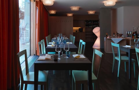 Restaurant/places to eat, Food and drinks