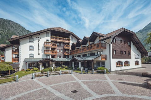 Property building, Natural landscape, Parking