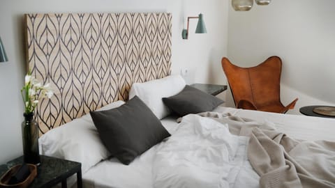 Bed, View (from property/room), View (from property/room), Other, Other, Photo of the whole room, Decorative detail, Decorative detail, Bedroom, City view, City view, Street view, Street view