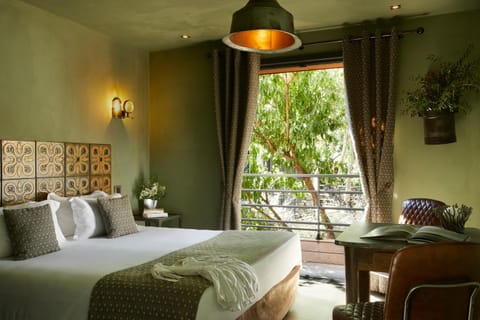 Photo of the whole room, Garden view