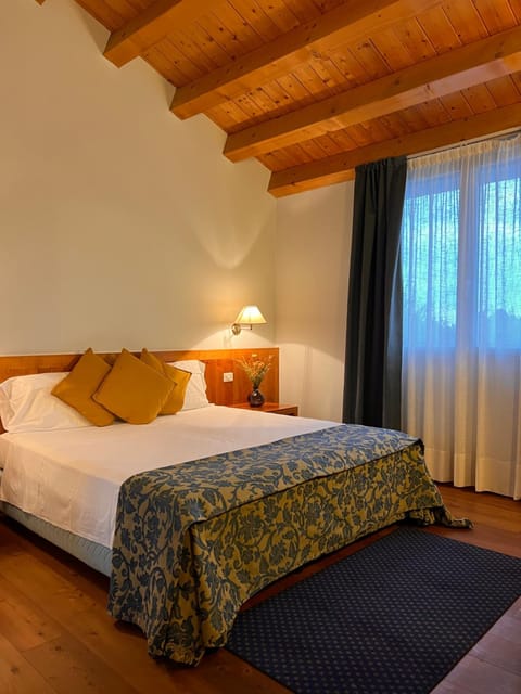 Shower, Toilet, Bed, Photo of the whole room, Bedroom, Parking, heating