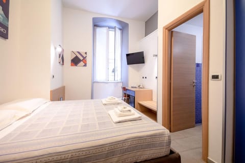 Bed, TV and multimedia, Photo of the whole room, Bedroom, hair dresser, towels