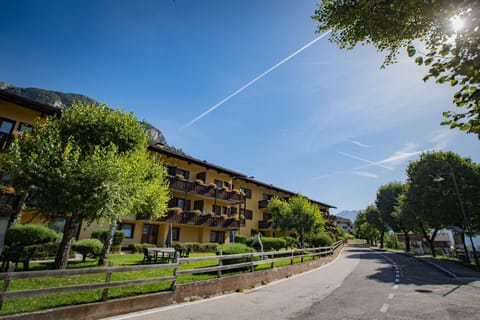 Property building, Facade/entrance, Natural landscape, Garden view, Street view