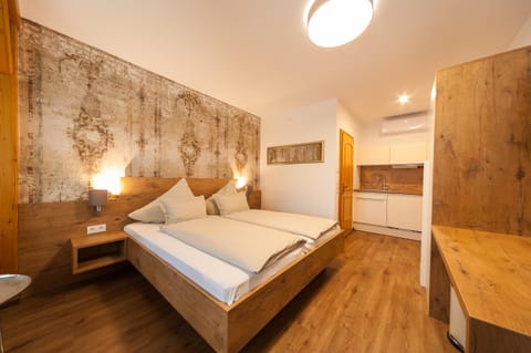 Bedroom, kitchen