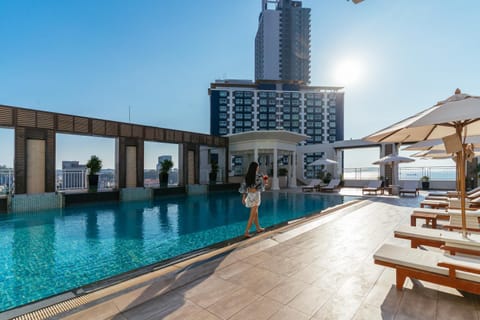 Day, Pool view, Swimming pool, sunbed