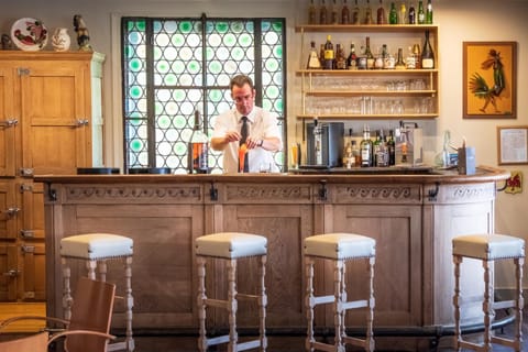 Living room, Decorative detail, Area and facilities, Drinks, Alcoholic drinks, Non alcoholic drinks