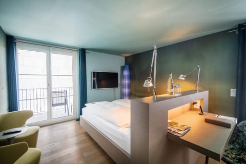 Bed, TV and multimedia, Photo of the whole room, Bedroom