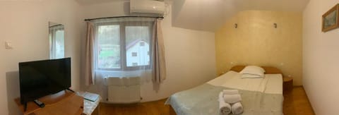 Bed, Bathroom, TV and multimedia, towels