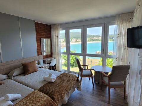 Bed, Natural landscape, TV and multimedia, Bedroom