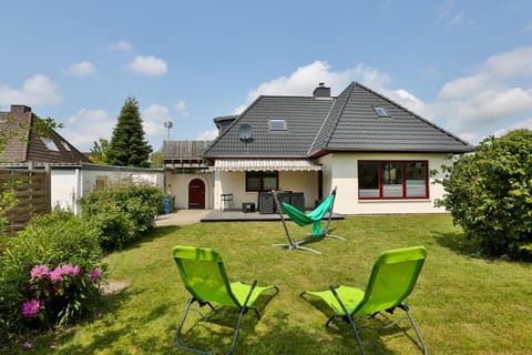 Property building, Patio, Garden, Balcony/Terrace