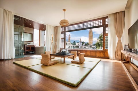 Day, Photo of the whole room, Landmark view, Mountain view