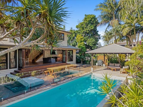 Property building, Patio, Day, BBQ facilities, Garden, Garden view, Pool view, Swimming pool, sunbed