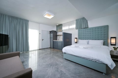 Bed, TV and multimedia, Kitchen or kitchenette, Photo of the whole room