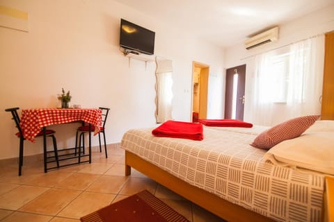 Bed, TV and multimedia, Dining area