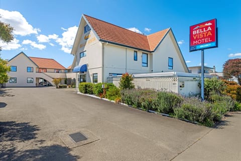 Property building, Facade/entrance, Day, Street view, Location, Parking