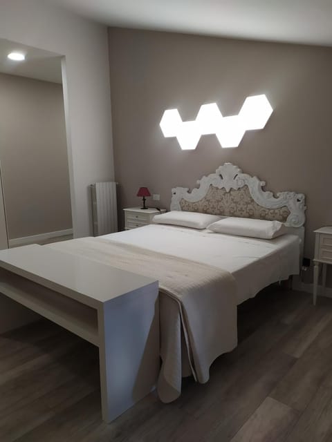 Photo of the whole room, Bedroom, Italian breakfast, internet, room service, air conditioner