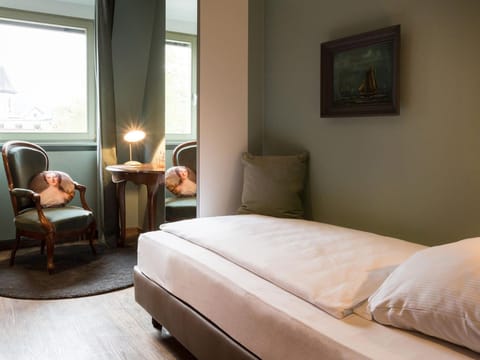 Photo of the whole room, Decorative detail