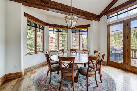 Refined 5 BR Private Home with Private Hot Tub House in Lionshead Village Vail
