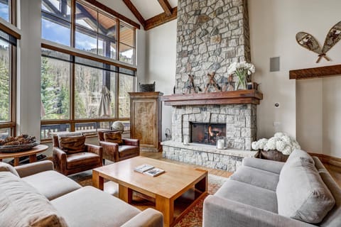 Refined 5 BR Private Home with Private Hot Tub House in Lionshead Village Vail