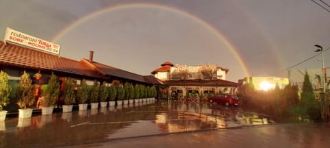 Property building, Restaurant/places to eat