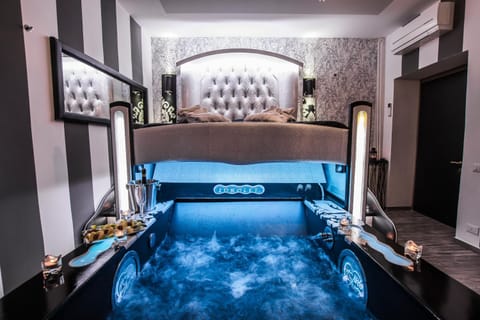 Bed, Hot Tub, Photo of the whole room, Bedroom