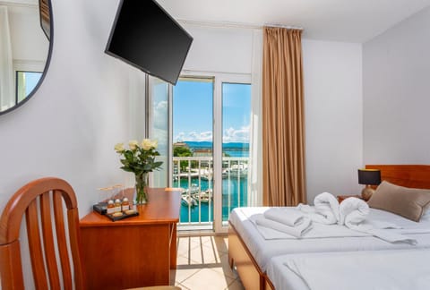 Bed, TV and multimedia, View (from property/room), Photo of the whole room, Sea view