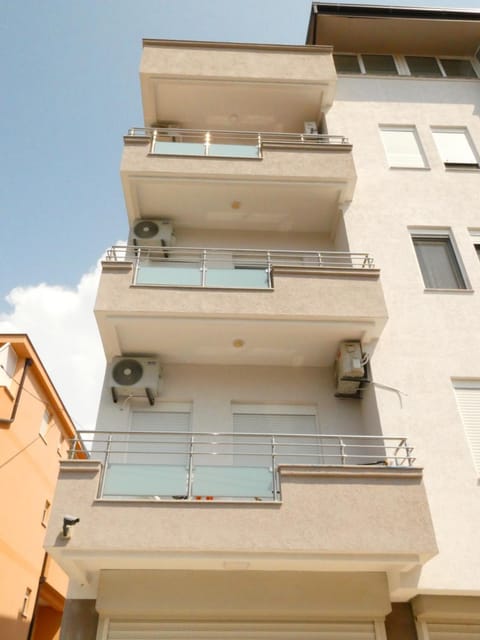 Property building, Day, Balcony/Terrace